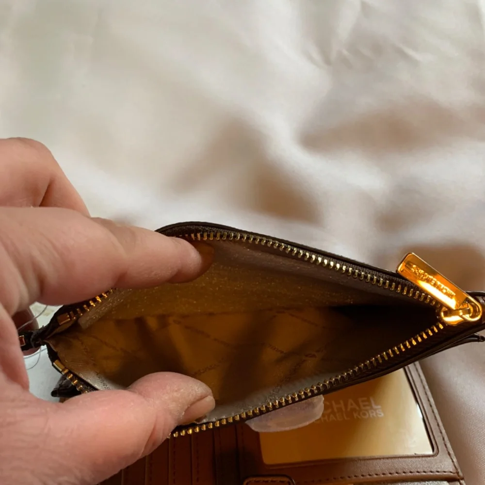 🎉Host Pick🎉 NWT. Michael Kors Brown with Gold Accents Wallet Wristlet!